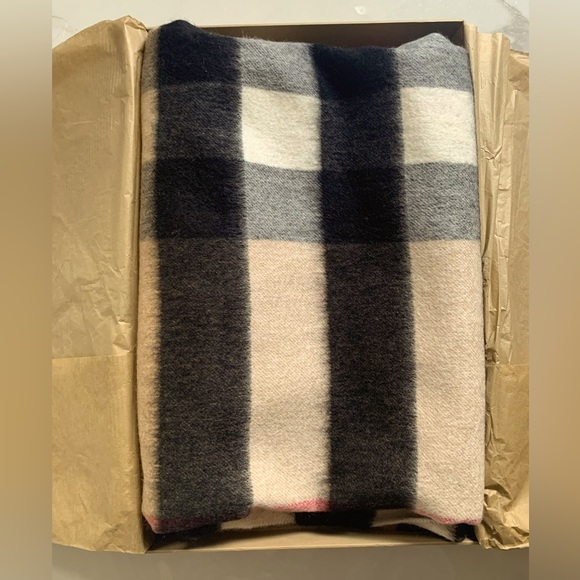 Burberry cape - Picture 3 of 4